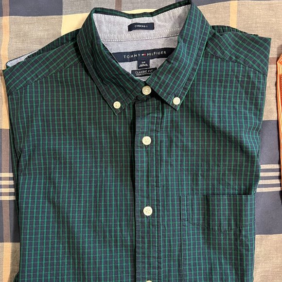 Tommy Hilfiger Classic Fit Size Small Color Green Striped - Picture 1 of 3